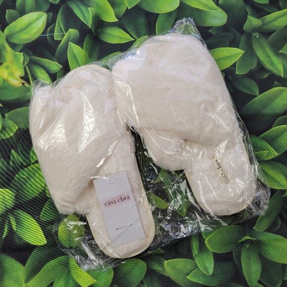 NWT Casa Clara Ava White Criss Cross Faux Fur Slipper size Small (36-37) - Picture 1 of 9